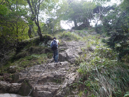 少し険しい山道