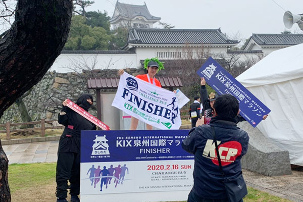 岸和田城をバックに写真撮影